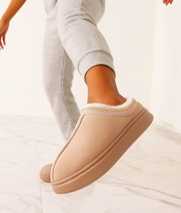Warme Gevoerde Damesmuiltjes – Zachte Camel Pantoffels met Gebreide Details en Fleecevoering